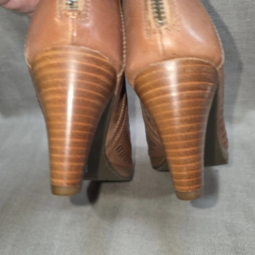 Bella Vita Tan Leather Upper Peep Toe Shoes Size 8.5 Medium